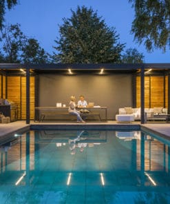 Utecomfort AS levering moderne og motorisert pergola Camargue fra Renson i Oslo og Akershus, Norge med god pris for best kvalitet i market for din hage