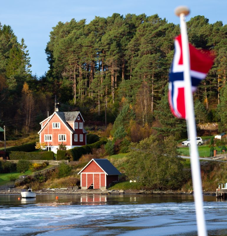 Utecomfort.no - Pergola inntil husvegg